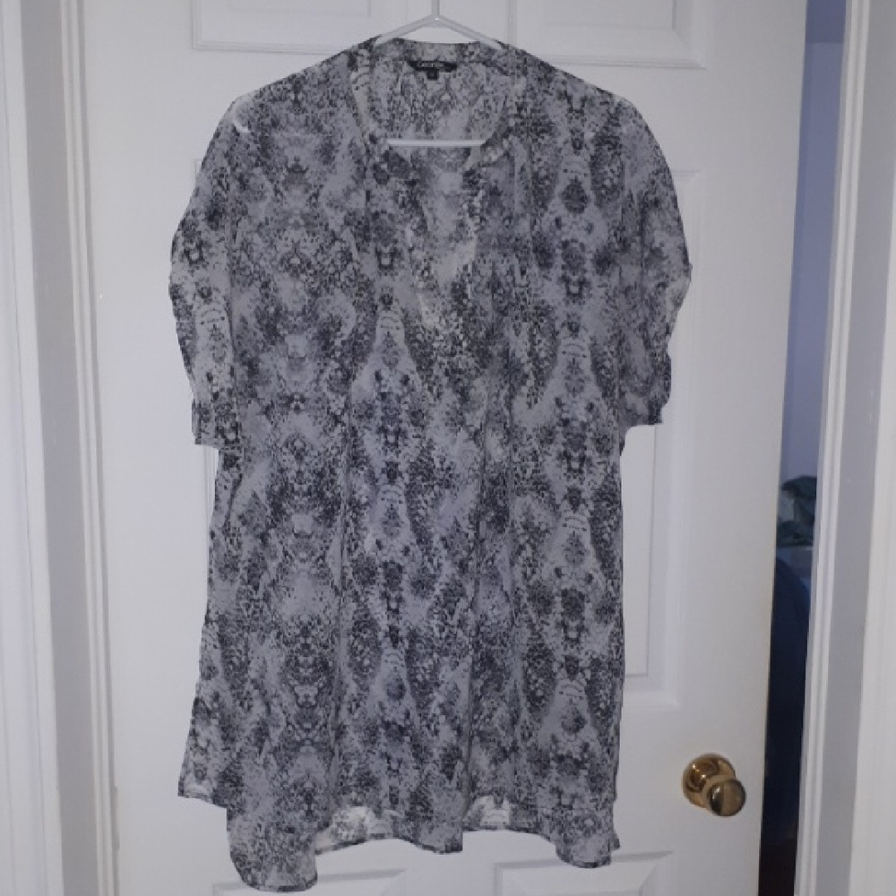 😊Special 5 For $25 for item Under $10  George White and Black Graphic Blouse